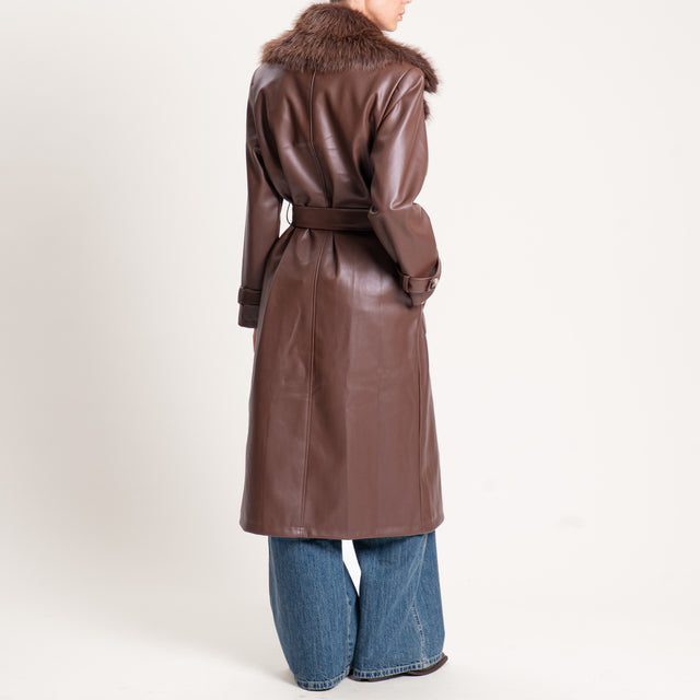 Tensione in-Cappotto similpelle con ecopelliccia - cioccolato