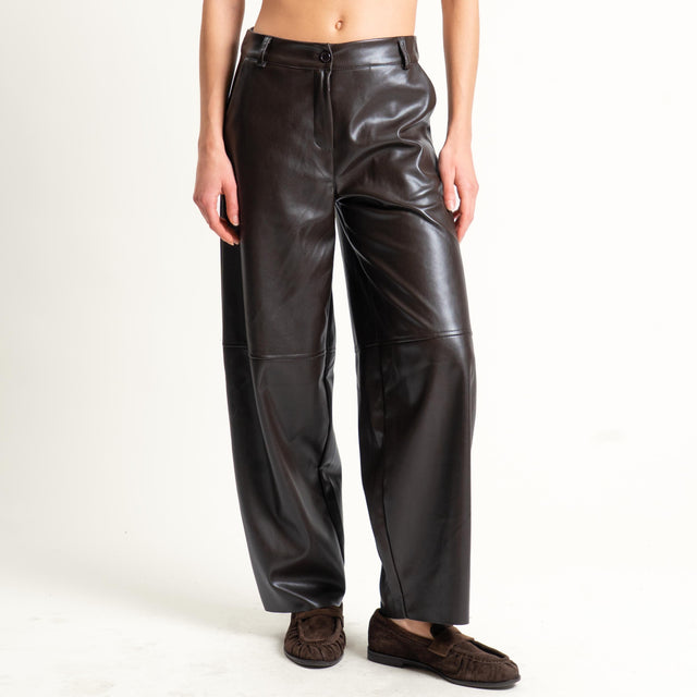 Tensione in-Pantalone barrel similpelle - moro