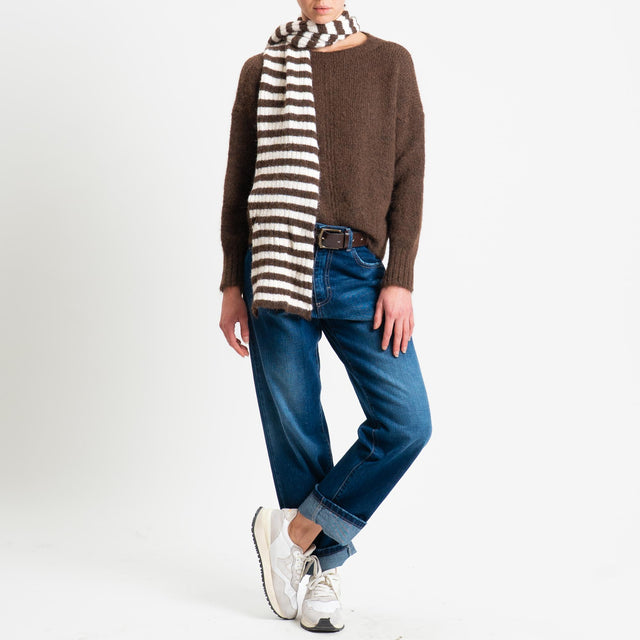 Tensione in-Maglia con sciarpa a righe - moro/latte