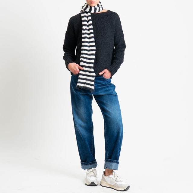 Tensione in-Maglia con sciarpa a righe - nero/latte