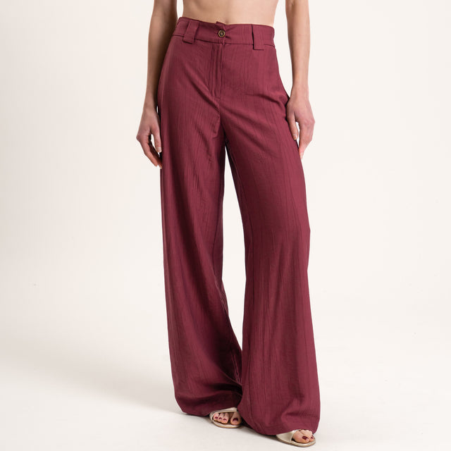 Tensione in-Completo gilet e pantalone viscosa goffrato - vino