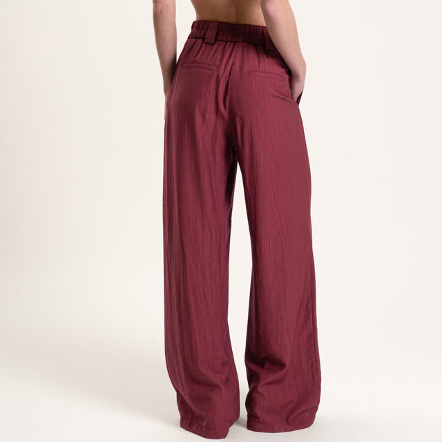 Tensione in-Completo gilet e pantalone viscosa goffrato - vino