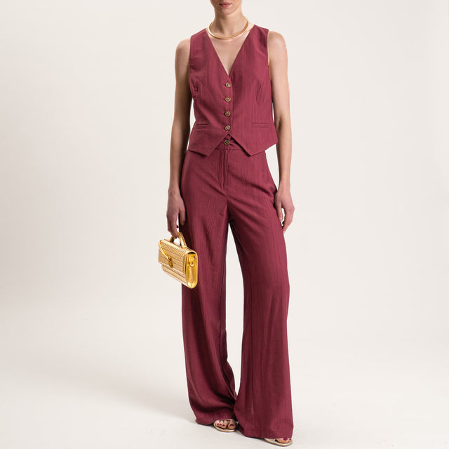 Tensione in-Completo gilet e pantalone viscosa goffrato - vino
