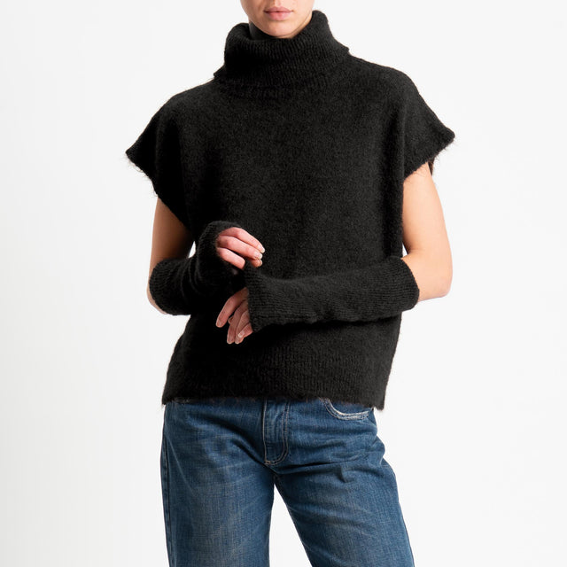 Tensione in-Maglia smanicata mohair collo alto con manicotti - nero