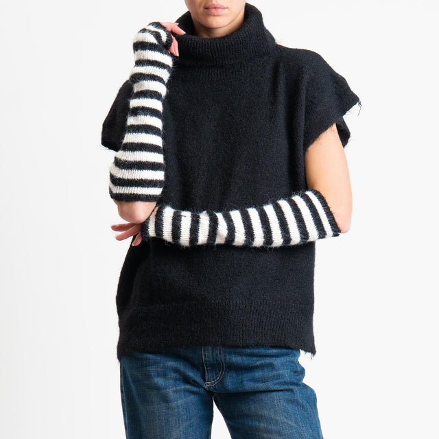 Tensione in-Maglia smanicata collo alto con manicotti - nero/latte