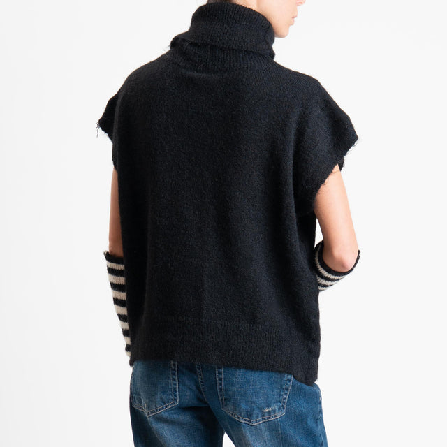 Tensione in-Maglia smanicata collo alto con manicotti - nero/latte
