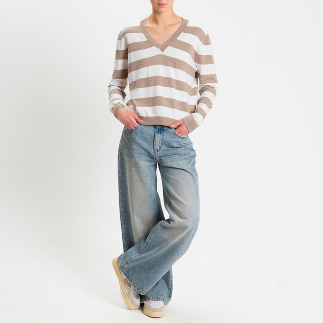 Tensione in-Maglia scollo v a righe - sabbia/bianco