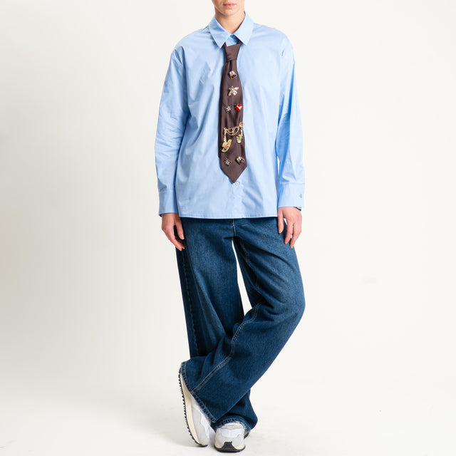 Tensione in- Camicia cravatta con spille - celeste/moro
