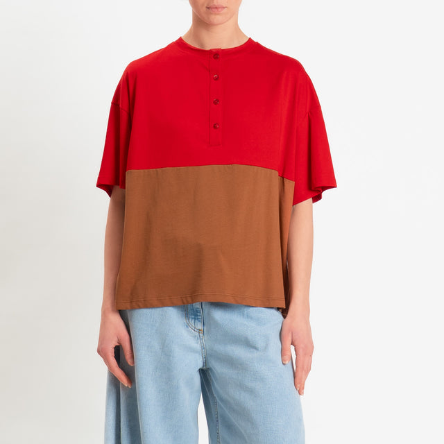 Tensione in-T-shirt serafino bicolore - rosso/cuoio