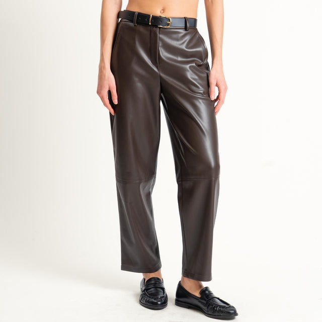 Tensione in-Pantalone similpelle con cintura - moro