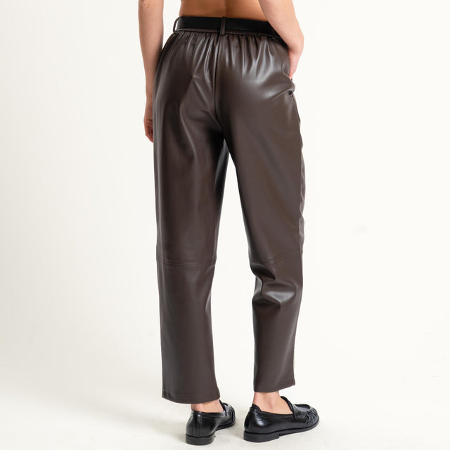 Tensione in-Pantalone similpelle con cintura - moro