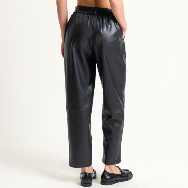 Tensione in-Pantalone similpelle con cintura - nero