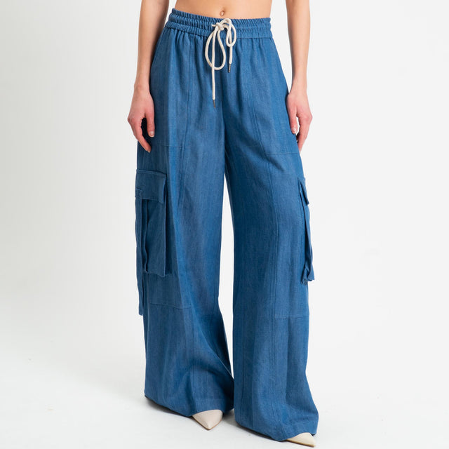 Tensione in-Pantalone cargo chambray con coulisse - light denim