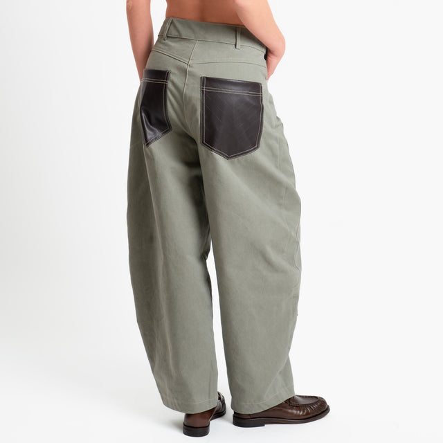 Tensione in-Pantalone carpenter relaxed fit cuciture a contrasto - salvia