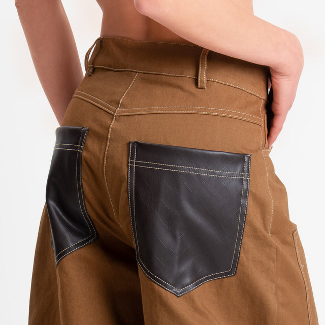 Tensione in-Pantalone carpenter relaxed fit cuciture a contrasto - tabacco