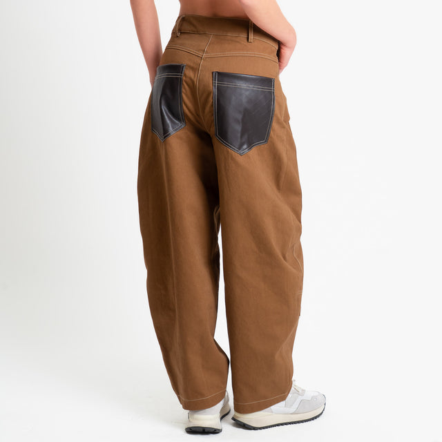 Tensione in-Pantalone carpenter relaxed fit cuciture a contrasto - tabacco