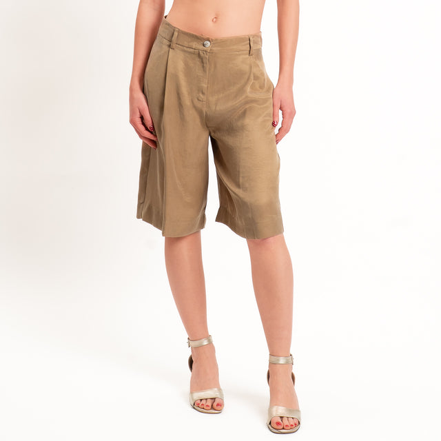 Tensione in-Bermuda con pinces tessuto cupro - camel