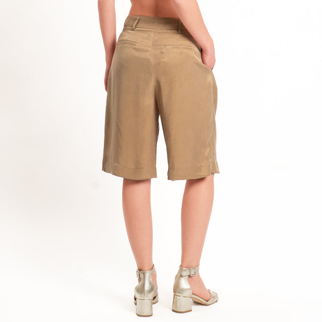 Tensione in-Bermuda con pinces tessuto cupro - camel