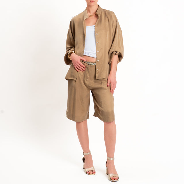 Tensione in-Bermuda con pinces tessuto cupro - camel