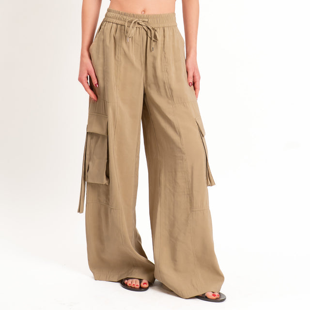 Tensione in-Pantalone cargo in cupro - camel