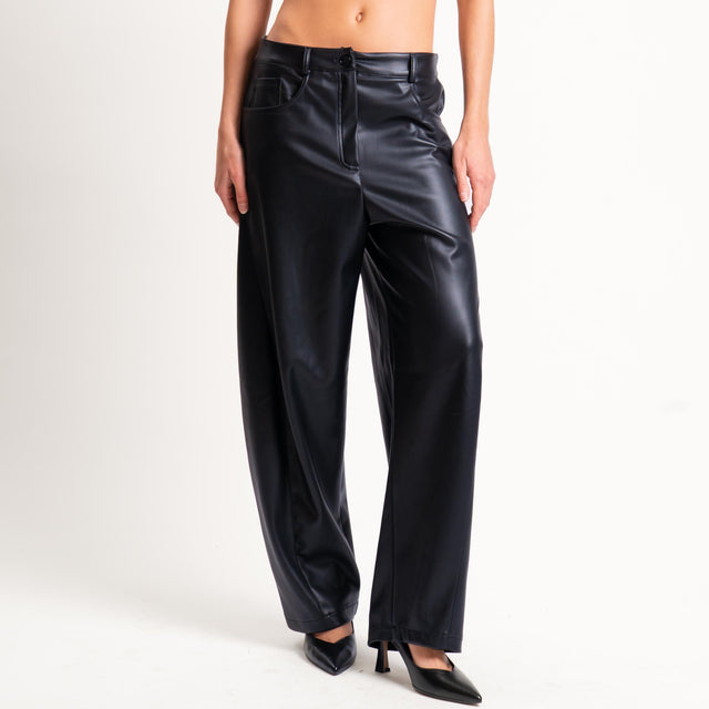 Tensione in- Pantalone Barrel similpelle - Nero