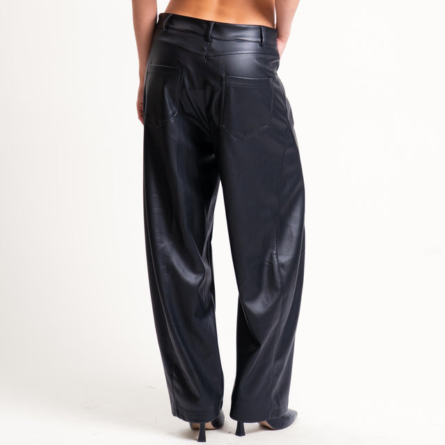 Tensione in- Pantalone Barrel similpelle - Nero