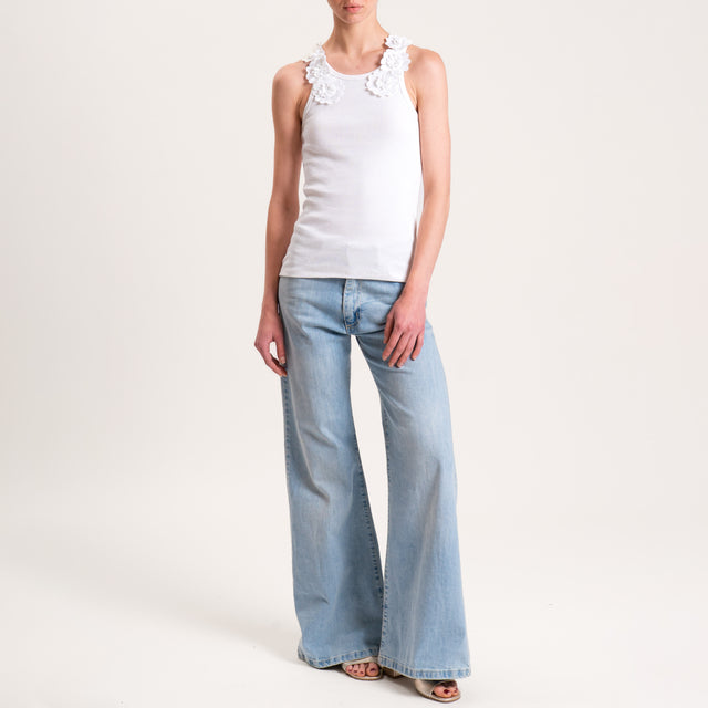 Tensione in-Top a costine patch fiori - bianco