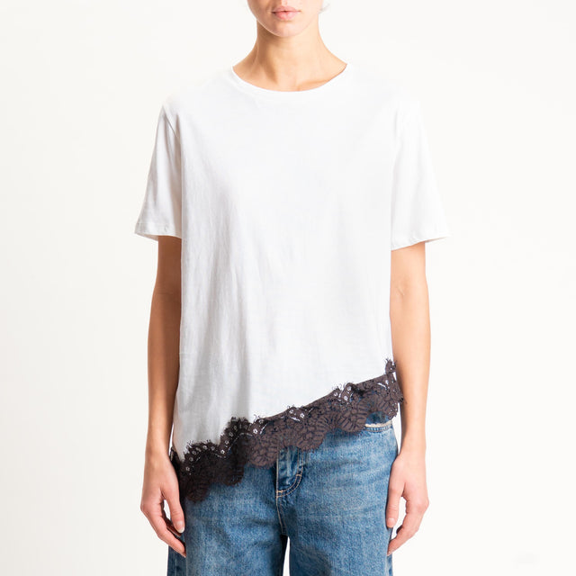 Tensione in- T-shirt asimmetrica con pizzo - panna/moro