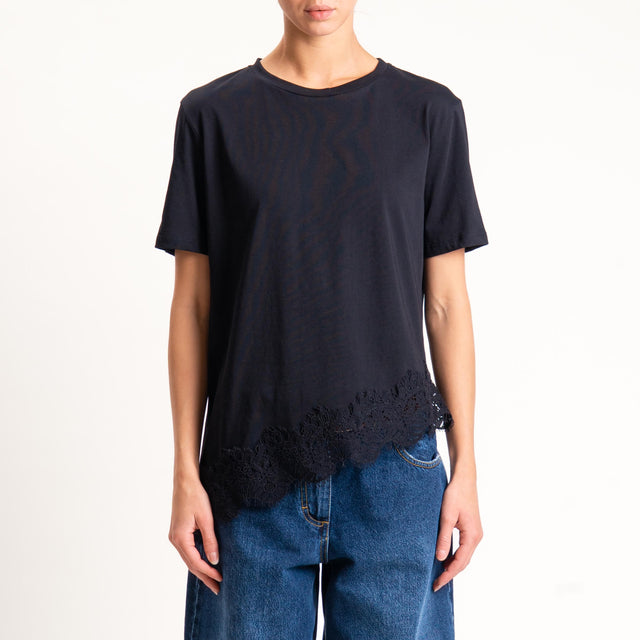 Tensione in- T-shirt asimmetrica con pizzo - nero