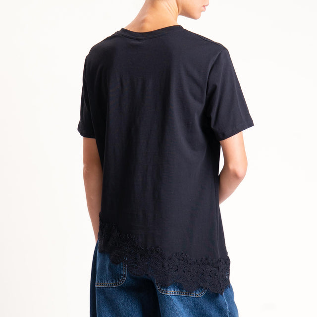 Tensione in- T-shirt asimmetrica con pizzo - nero