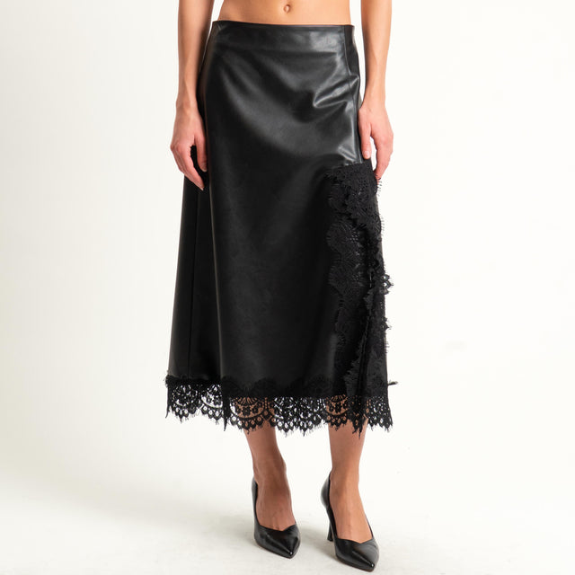 Tensione in- Gonna similpelle con pizzo spacco laterale - nero