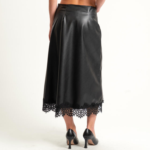 Tensione in- Gonna similpelle con pizzo spacco laterale - nero