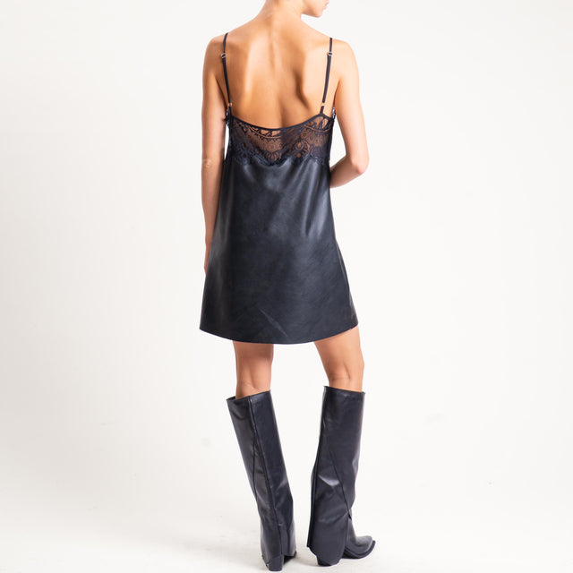 Tensione in- Abito similpelle con pizzo bretelle regolabili - nero