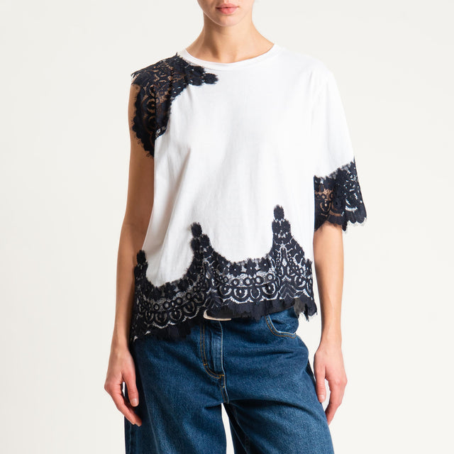 Tensione in-T-shirt asimmetrica con pizzo - bianco/nero