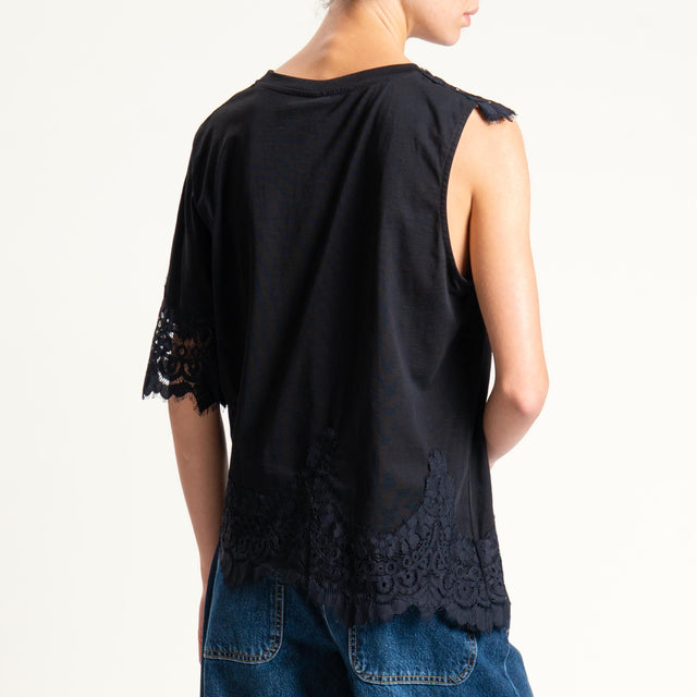 Tensione in-T-shirt asimmetrica con pizzo - nero/nero