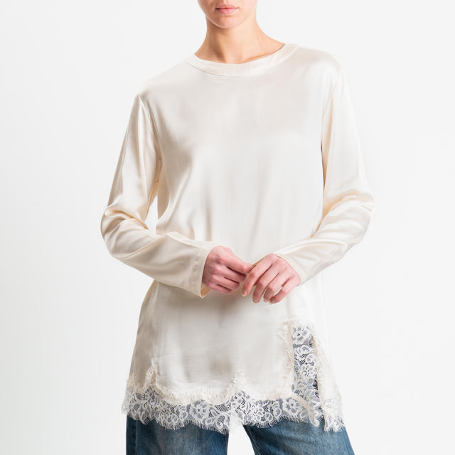 Tensione in-Blusa satin bottone dietro con pizzo - burro