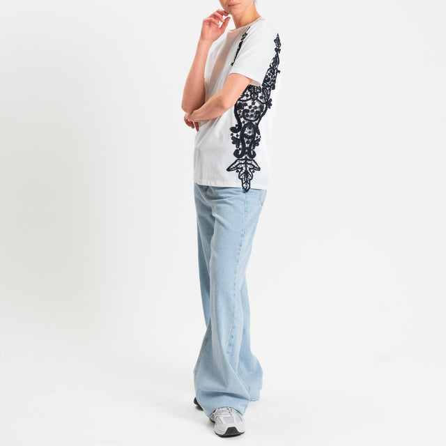 Tensione in-T-shirt mezza manica con macramè - bianco/nero