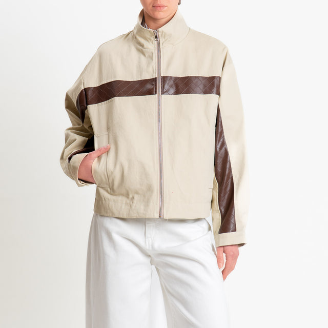 Tensione in-Giubbino inserto similpelle con texture - crema/moro