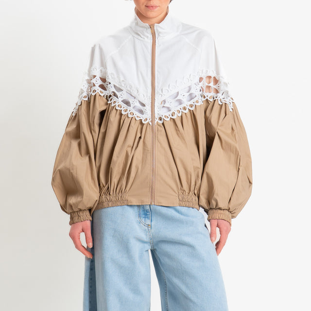 Tensione in-Bomber con macramè - camel/bianco