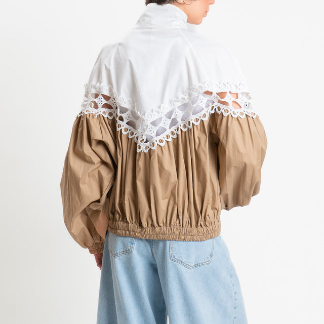 Tensione in-Bomber con macramè - camel/bianco