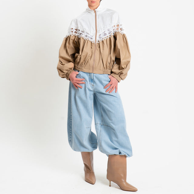 Tensione in-Bomber con macramè - camel/bianco