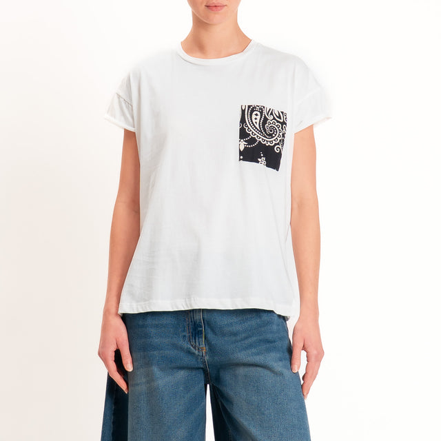 Tensione in-T-shirt taschino fantasia bandana - bianco/nero