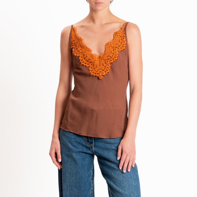 Tensione in-Top doppio scollo v con pizzo - cuoio/arancio