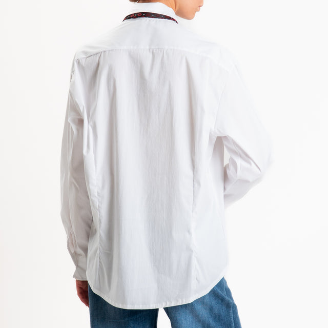 Tensione in-Camicia con cravatta fantasia - bianco/vino