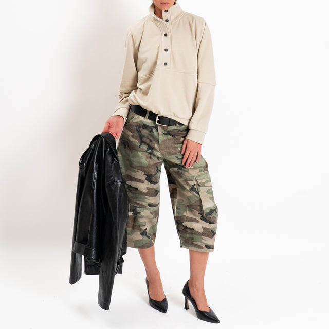 Tensione in-Bermuda cargo camouflage - militare/beige/nero