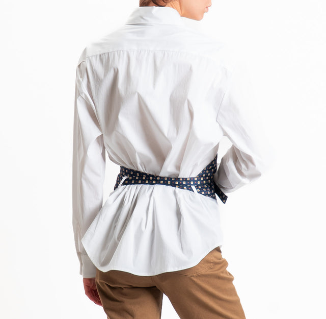 Tensione in-Camicia con cintura fantasia - bianco/blu