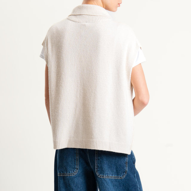 Tensione in-Maglia smanicata collo alto - burro