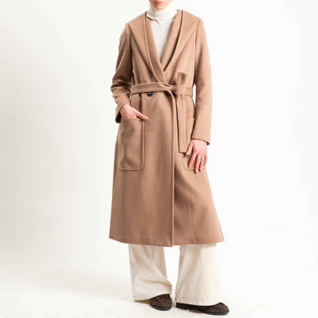 Tensione in-Cappotto doppiopetto con cappuccio - cammello