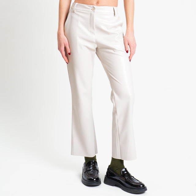 Tensione in-Pantalone similpelle trombetta - burro