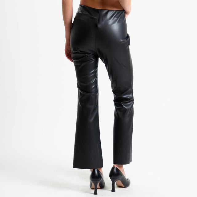 Tensione in-Pantalone similpelle a zampetta - nero